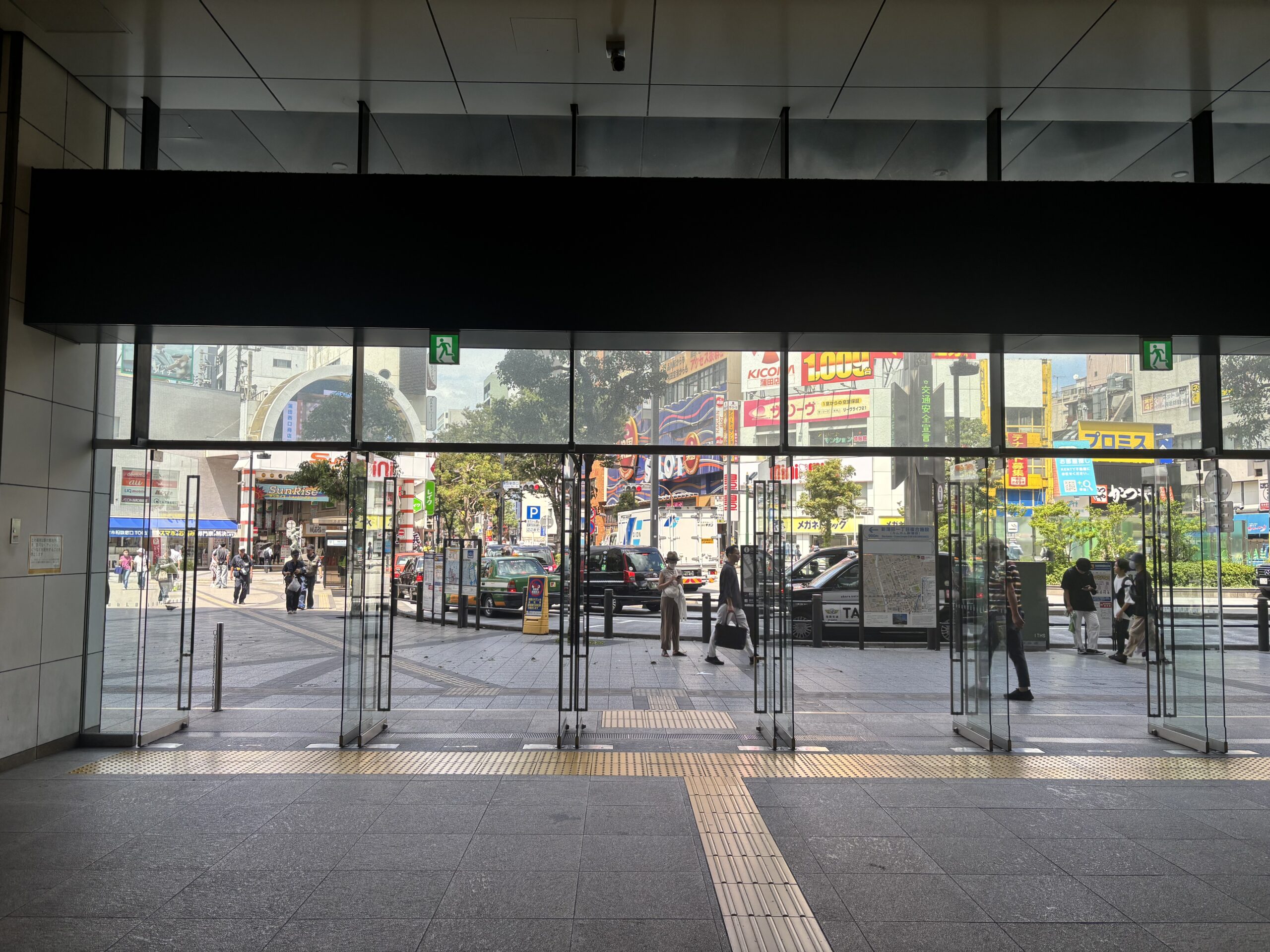 目の前に見える大通りまで直進します