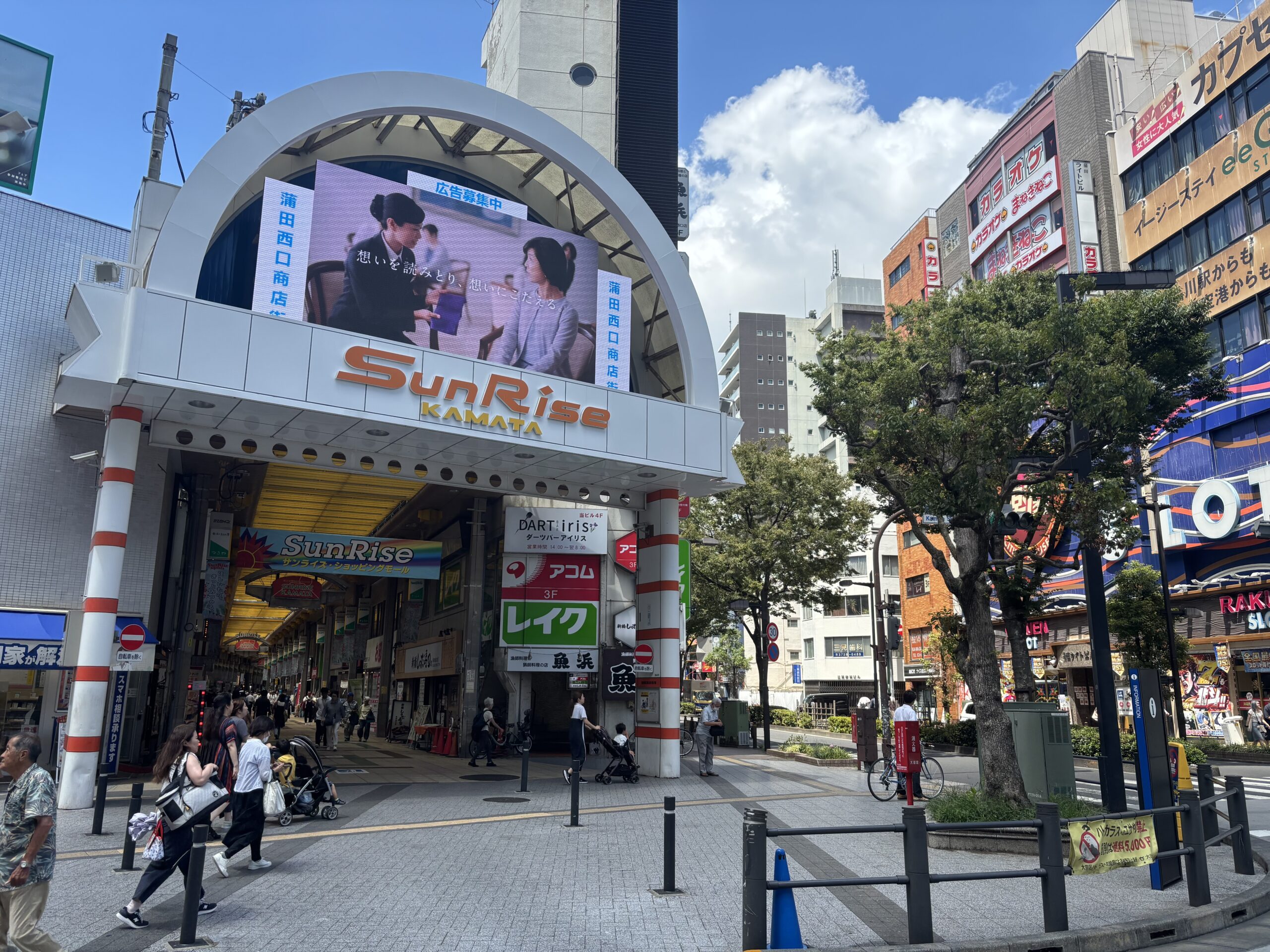 商店街の右の通り沿いです
